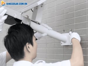 Khoan lỗ và gắn đèn năng lượng mặt trời lên tường hoặc thanh cột có sẵn